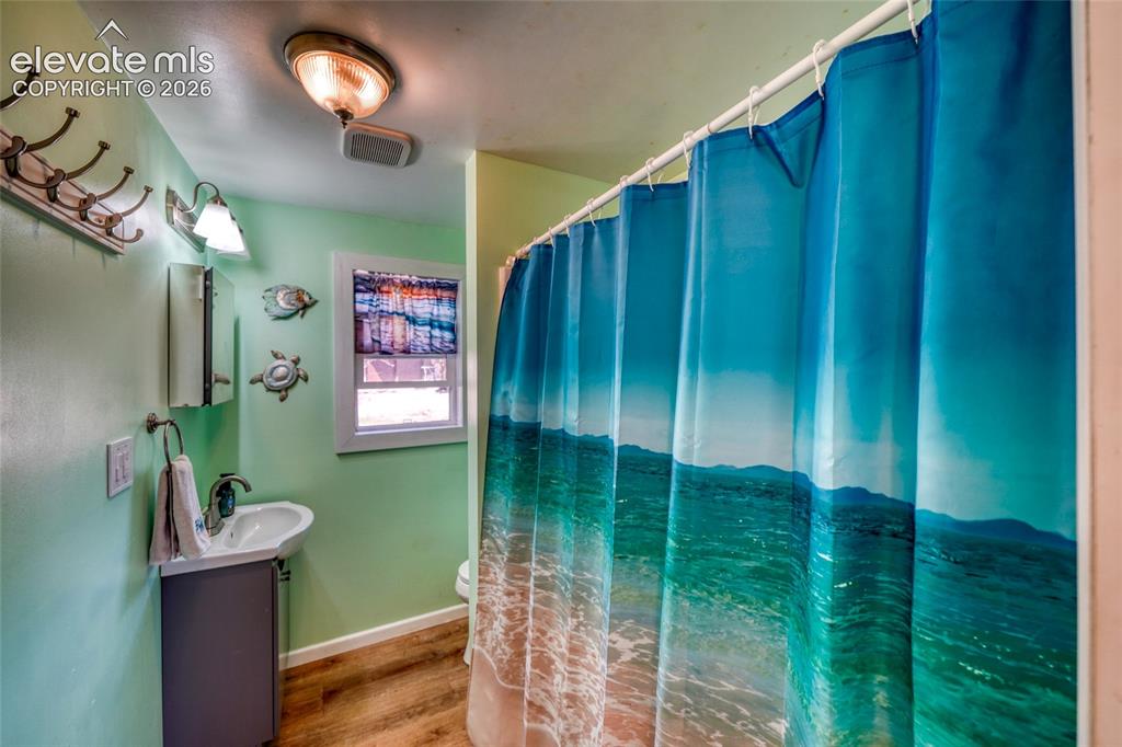Image 30 of 46: Bathroom
