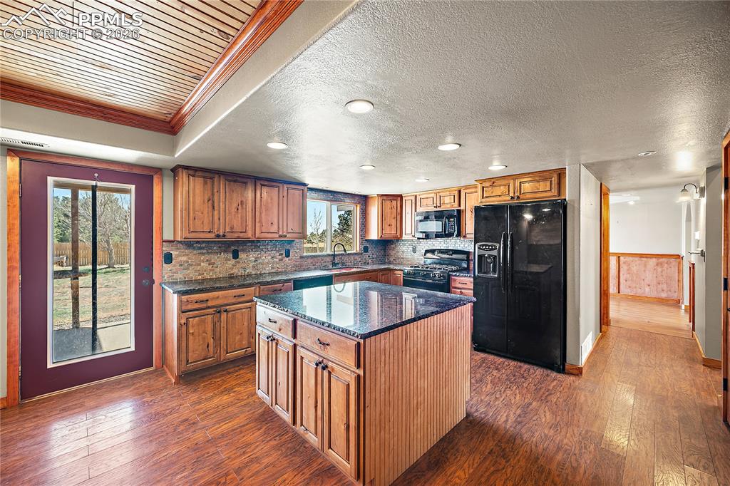 Image 11 of 40: Walk out to back yard