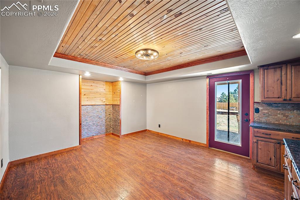 Image 14 of 40: Trey ceiling with tongue and grove and crown molding.