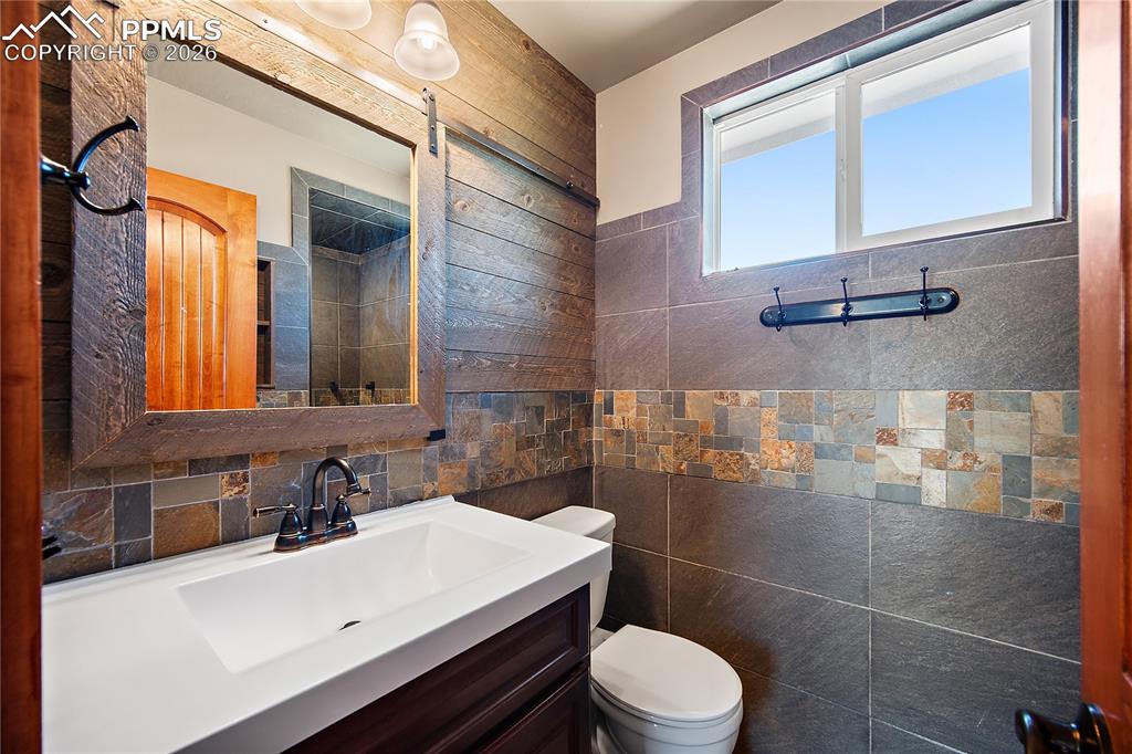 Image 25 of 40: Primary bathroom