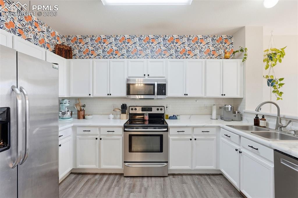 Image 13 of 43: Kitchen