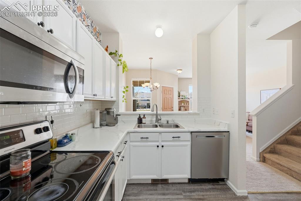 Image 14 of 43: Kitchen