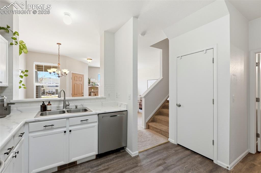 Image 15 of 43: Kitchen