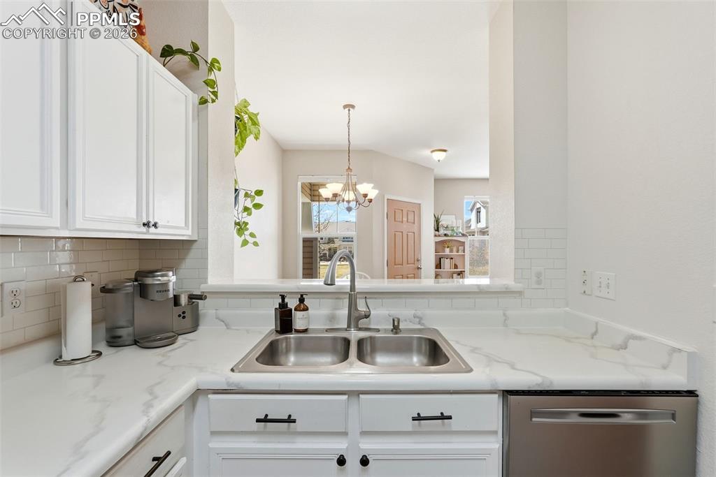 Image 16 of 43: Kitchen