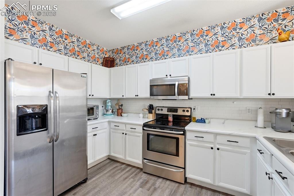 Image 19 of 43: Kitchen