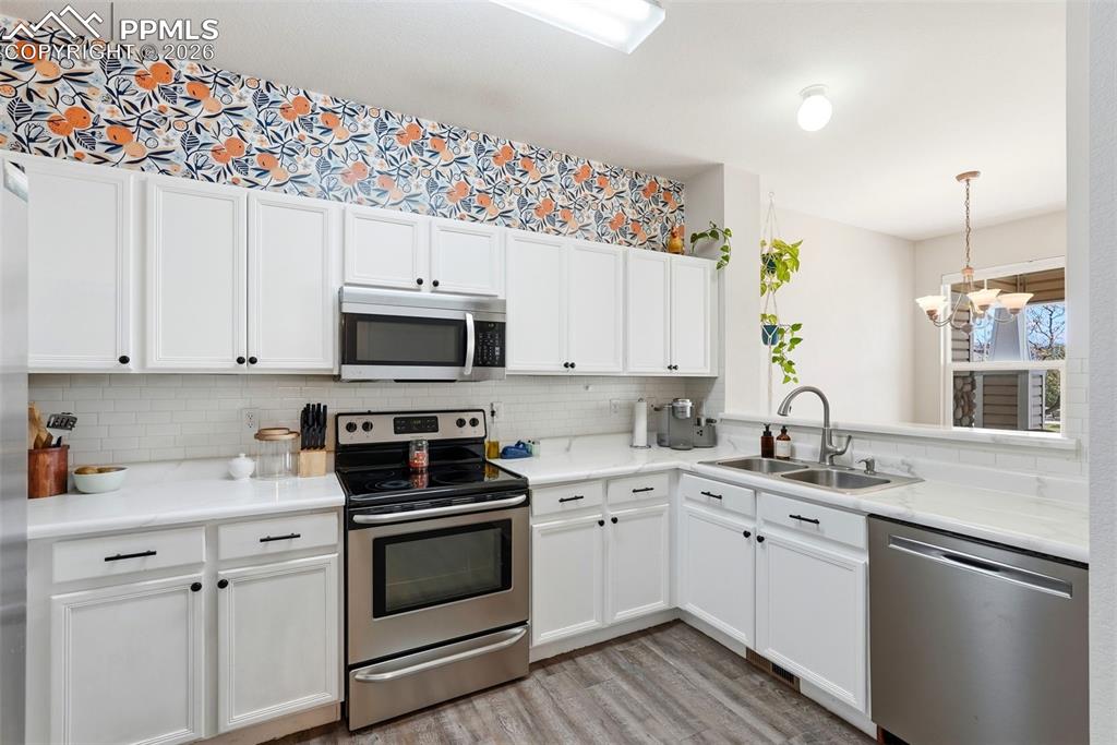 Image 20 of 43: Kitchen