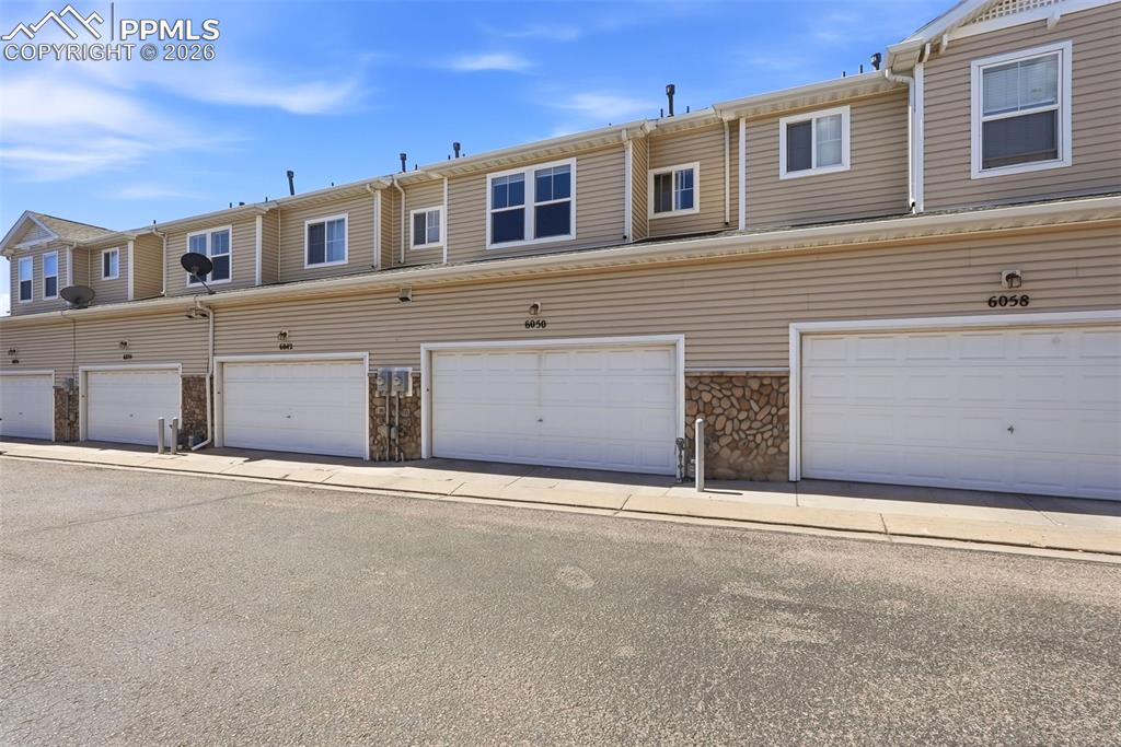 Image 38 of 43: Garage