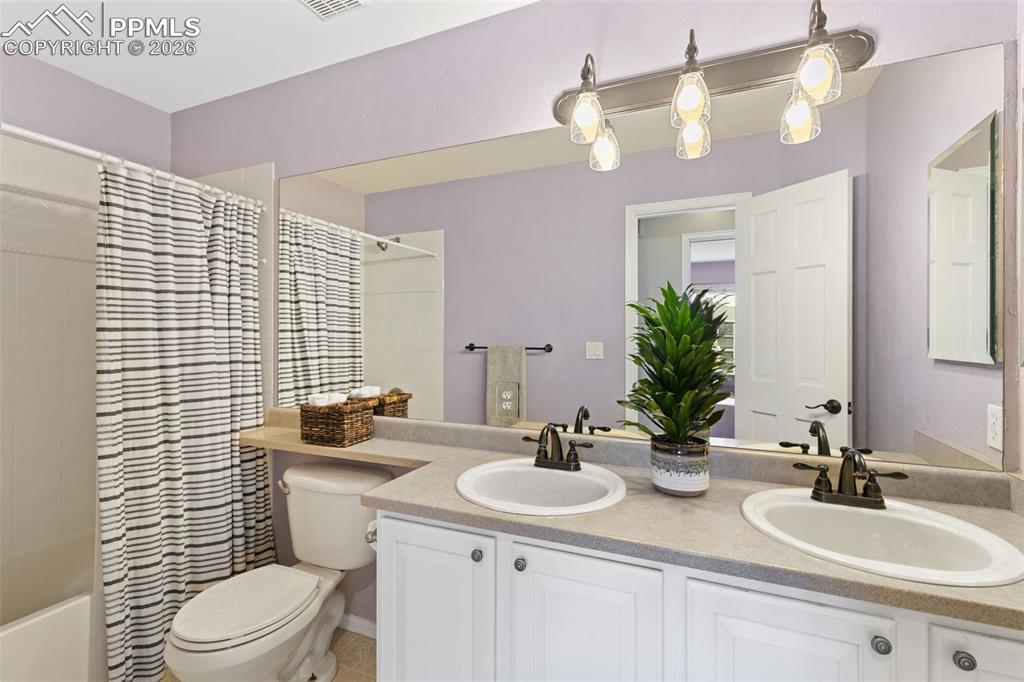 Image 39 of 48: Bedroom