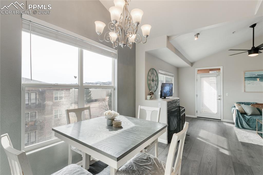 Image 12 of 35: Dining Area