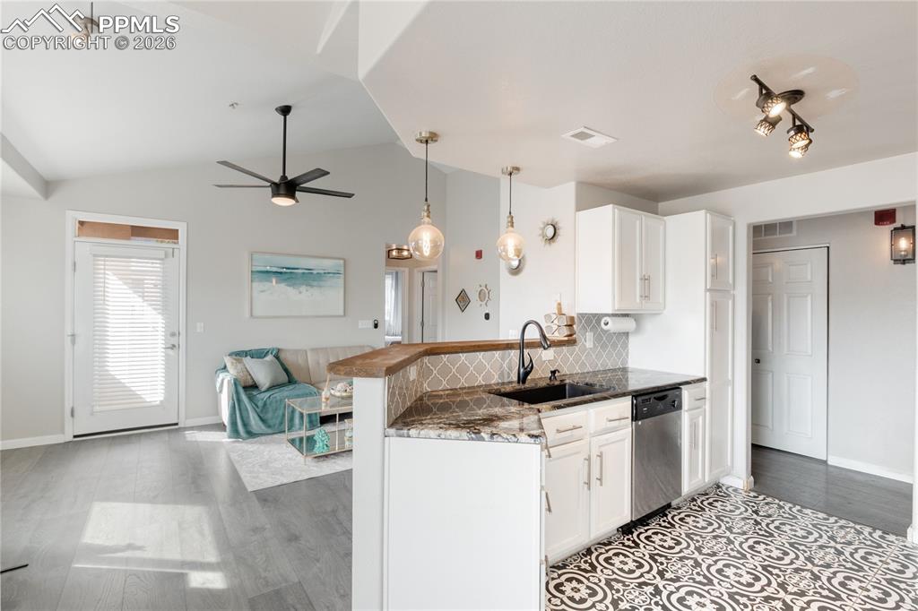 Image 16 of 35: Kitchen