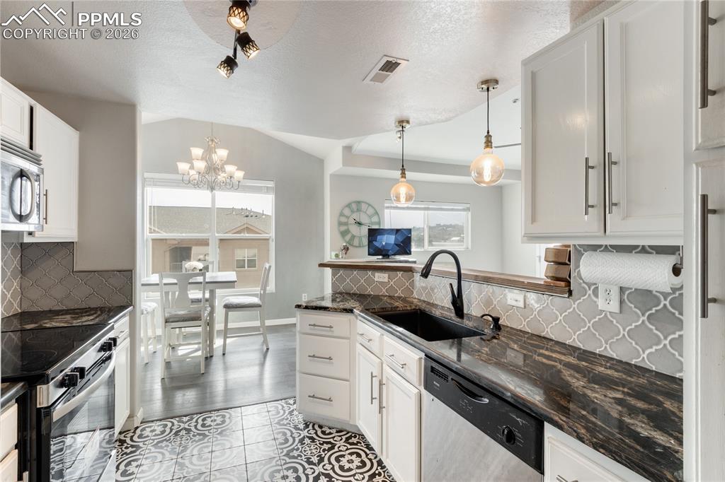 Image 17 of 35: Kitchen