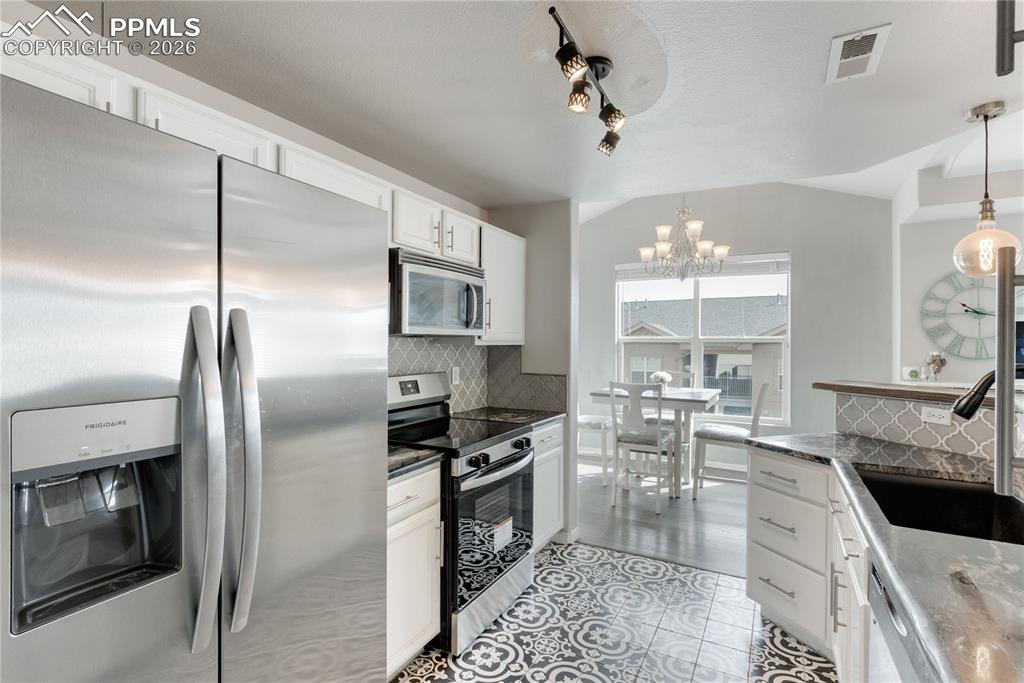 Image 18 of 35: Kitchen