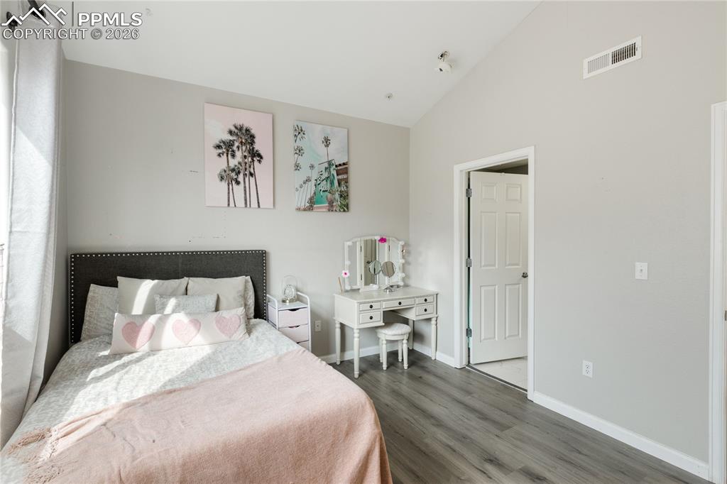 Image 29 of 35: Bedroom