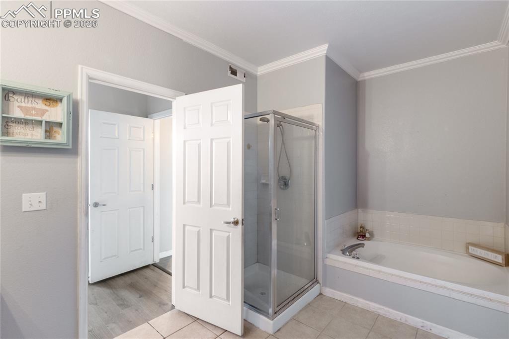 Image 32 of 35: Bathroom