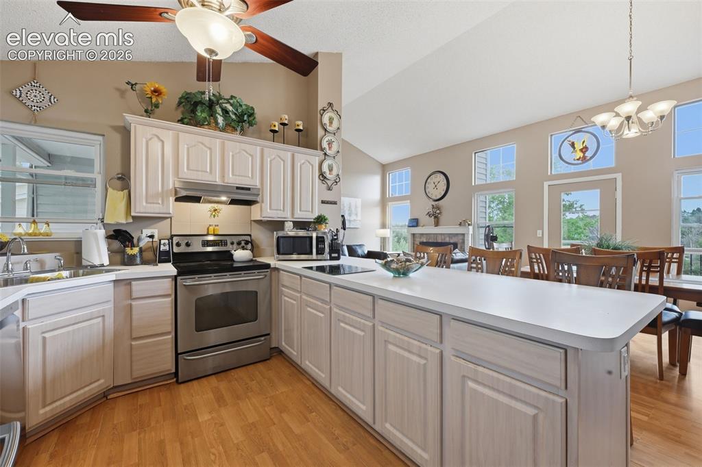 Image 10 of 38: Kitchen