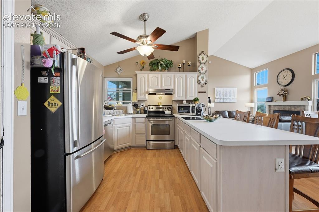 Image 11 of 38: Kitchen