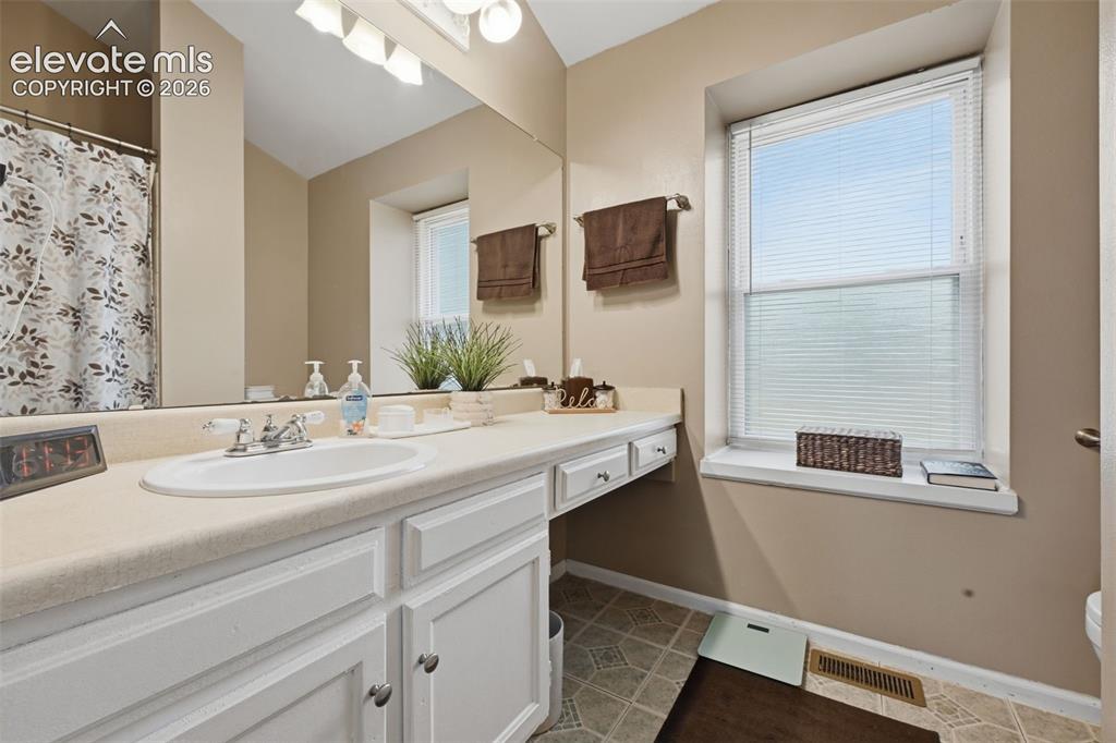 Image 19 of 38: Bathroom