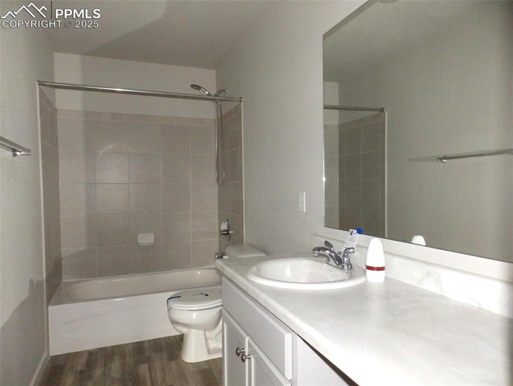 Image 12 of 15: Bathroom