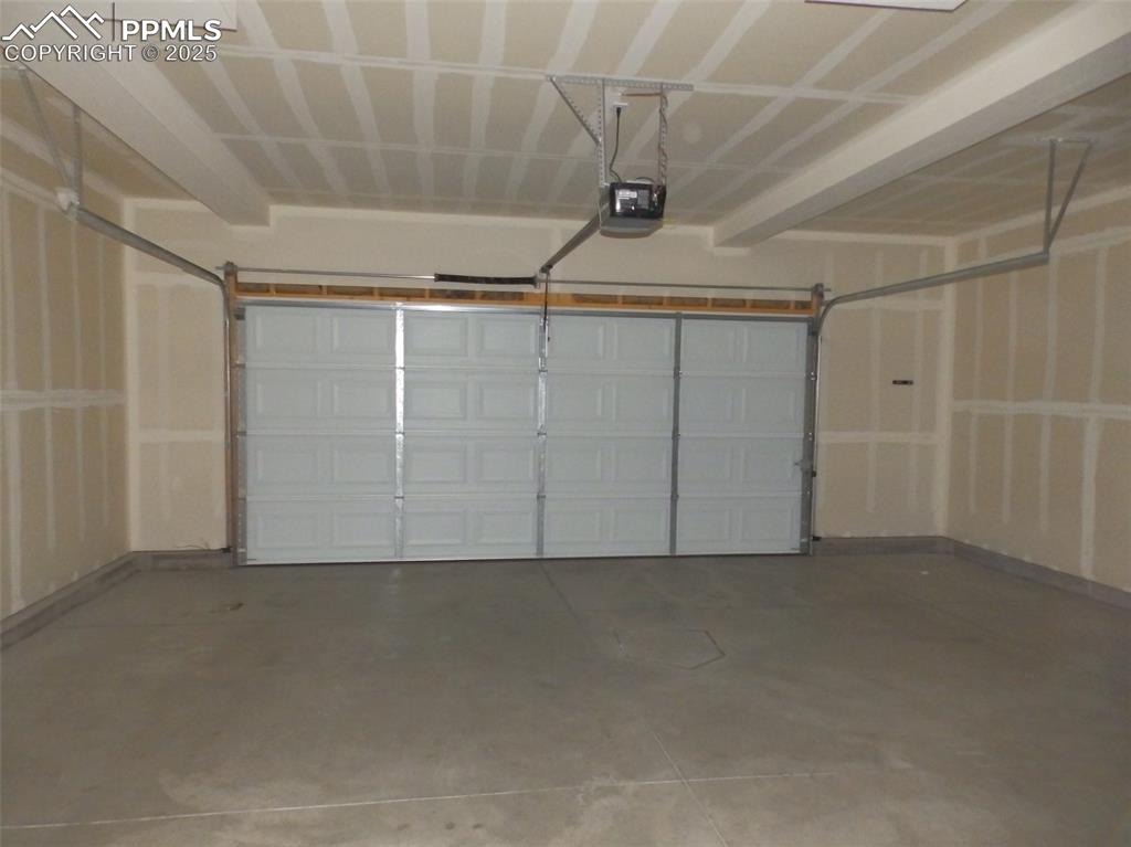 Image 7 of 15: Garage