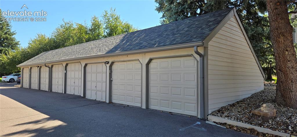 Image 2 of 3: Garage