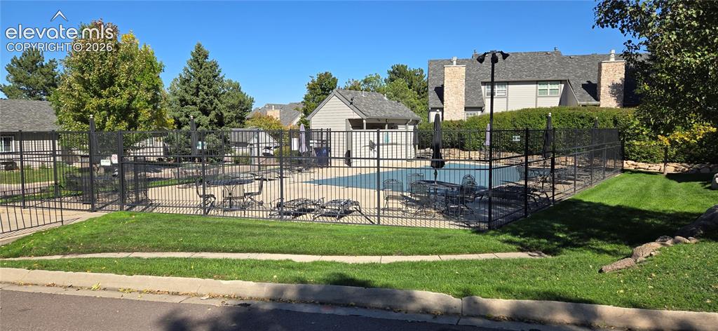 Image 3 of 3: Pool