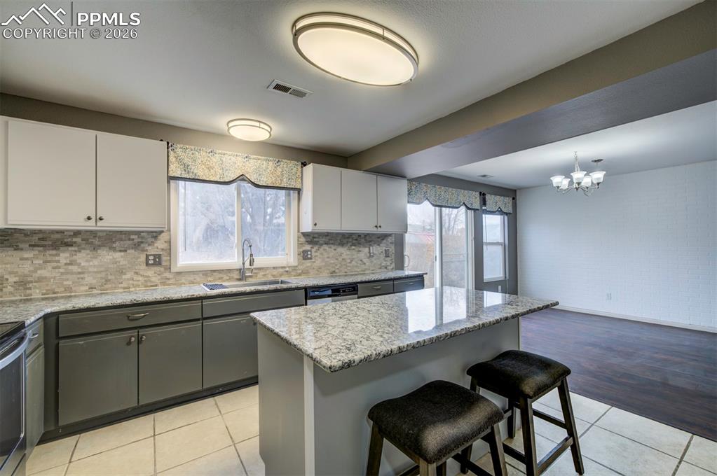 Image 11 of 32: Kitchen