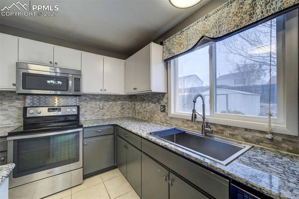 Image 13 of 32: Kitchen