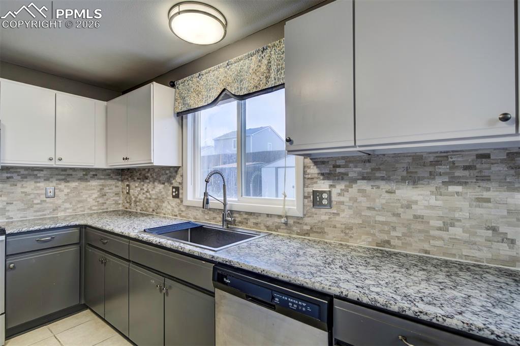 Image 14 of 32: Kitchen