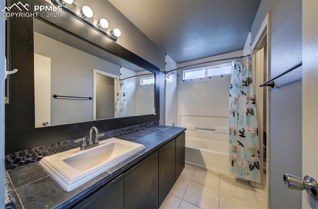 Image 24 of 32: Bathroom