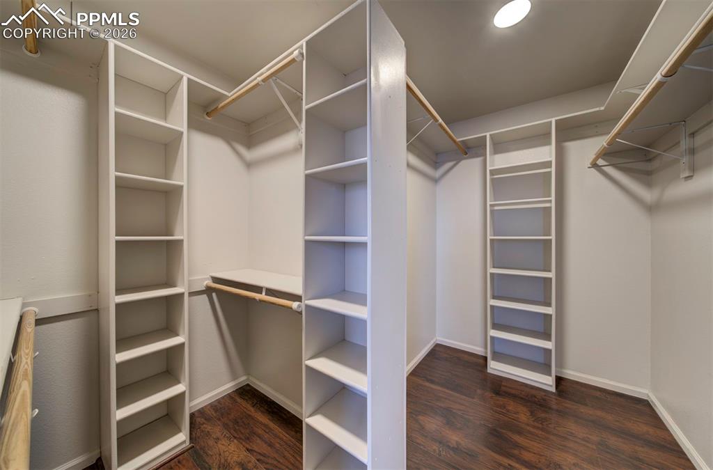 Image 25 of 32: Closet