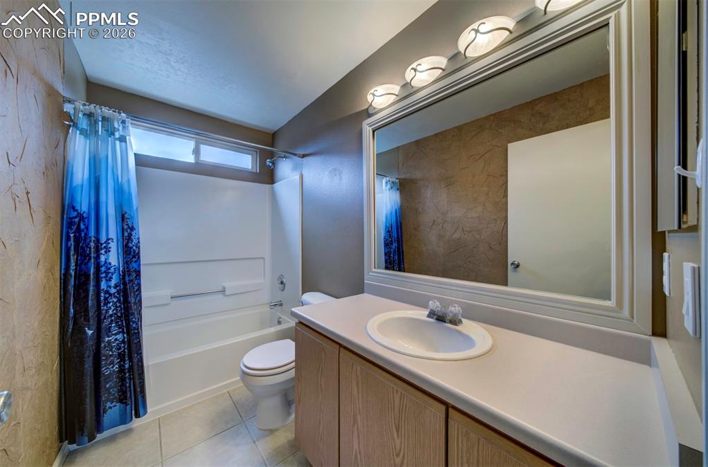 Image 27 of 32: Bathroom