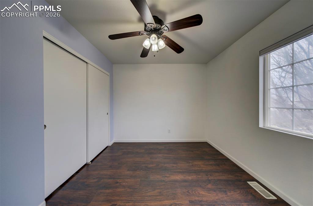 Image 30 of 32: Bedroom