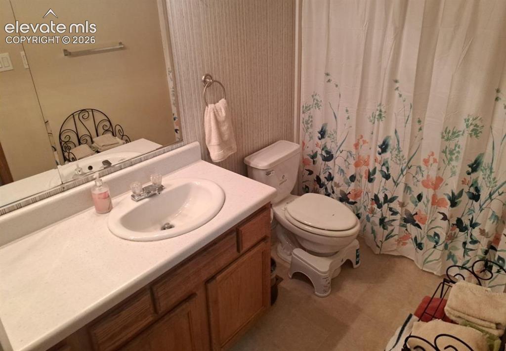 Image 17 of 19: Bathroom