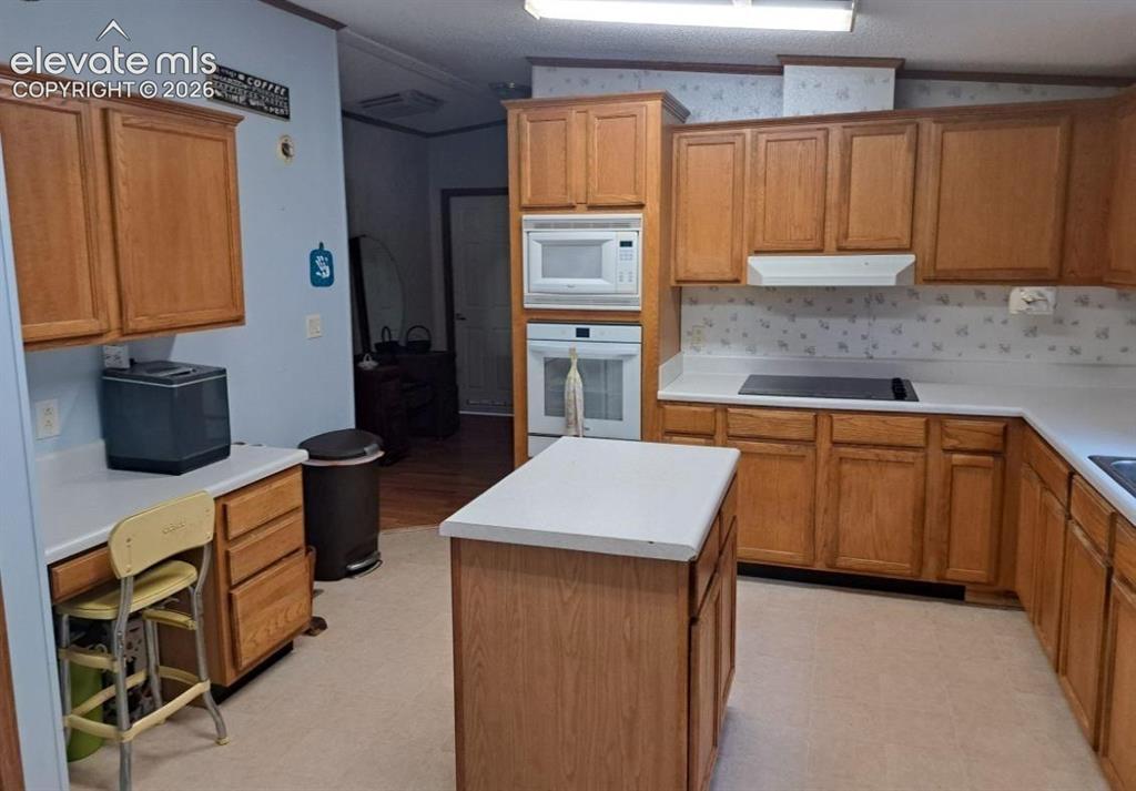 Image 6 of 19: Kitchen