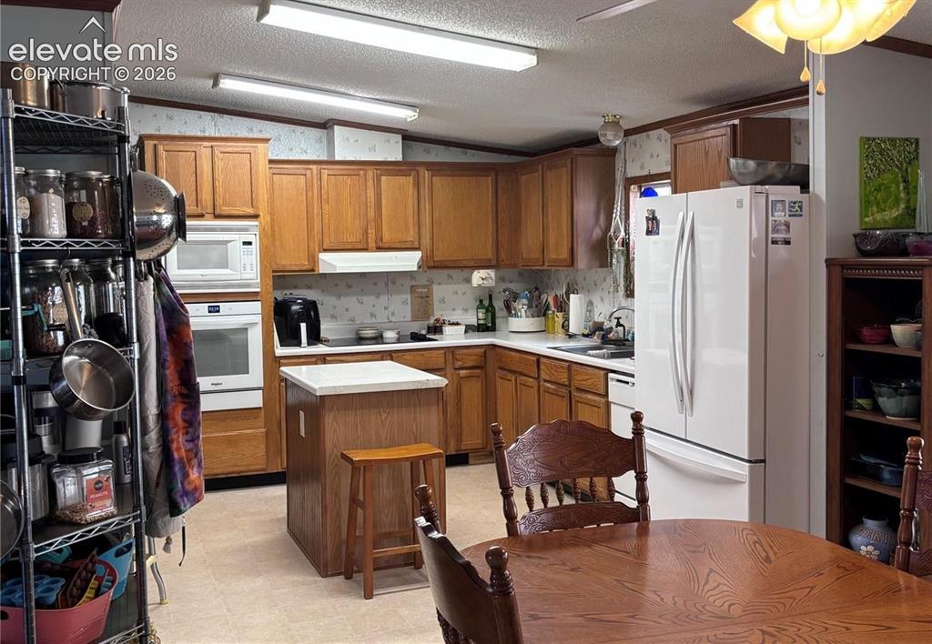 Image 7 of 19: Kitchen