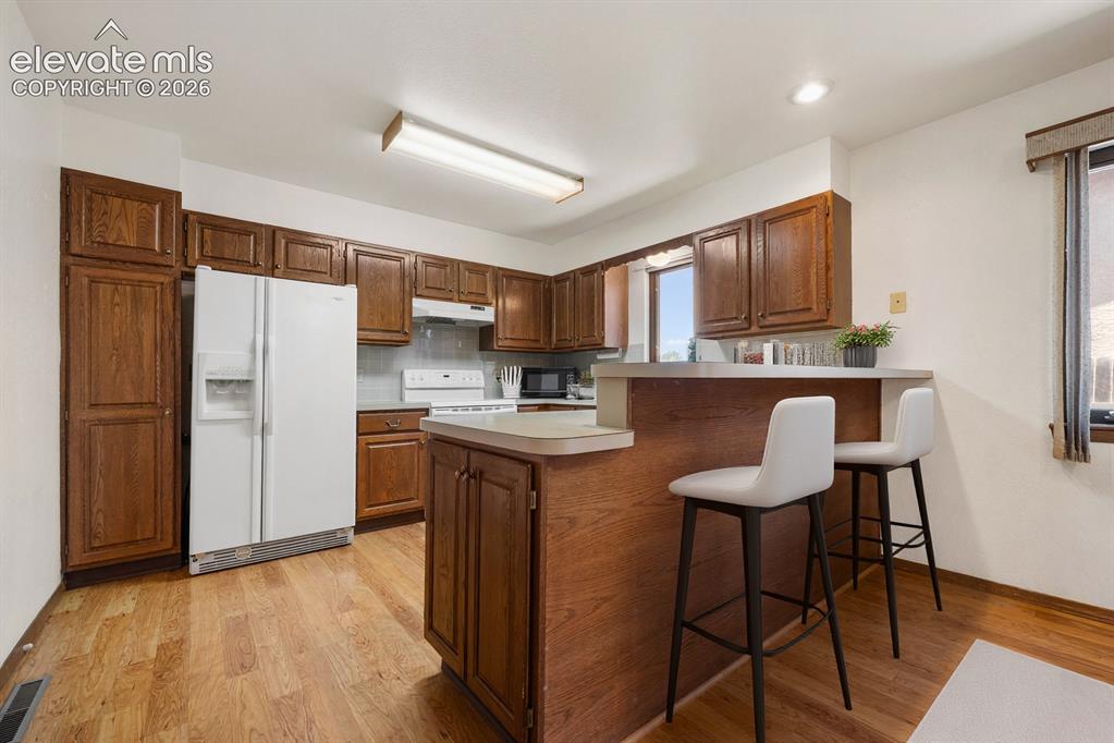 Image 12 of 40: Kitchen
