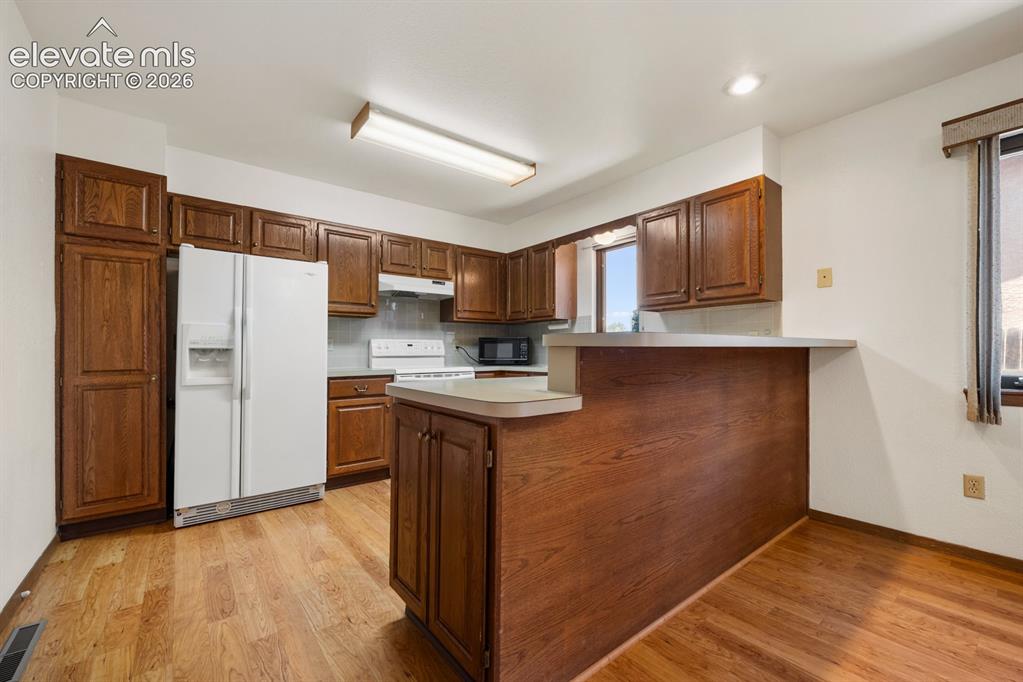 Image 13 of 40: Kitchen