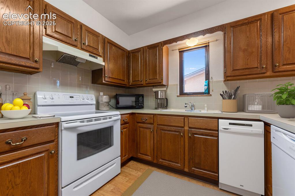 Image 14 of 40: Kitchen