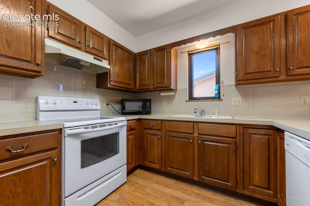 Image 15 of 40: Kitchen