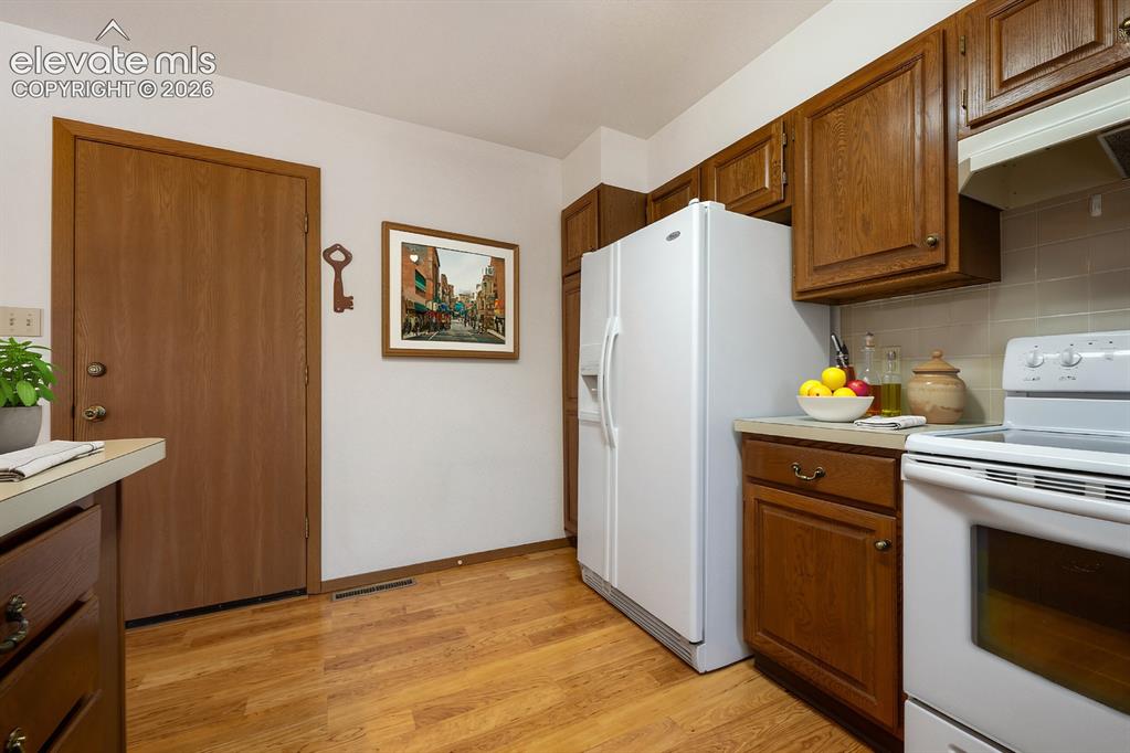 Image 16 of 40: Kitchen
