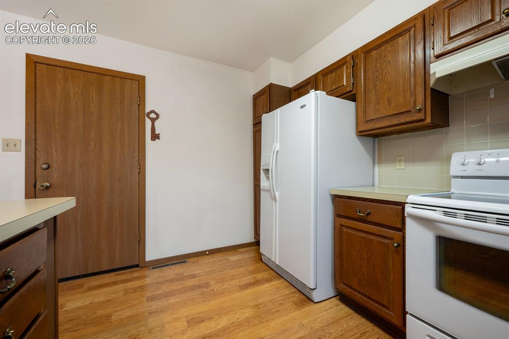 Image 17 of 40: Kitchen