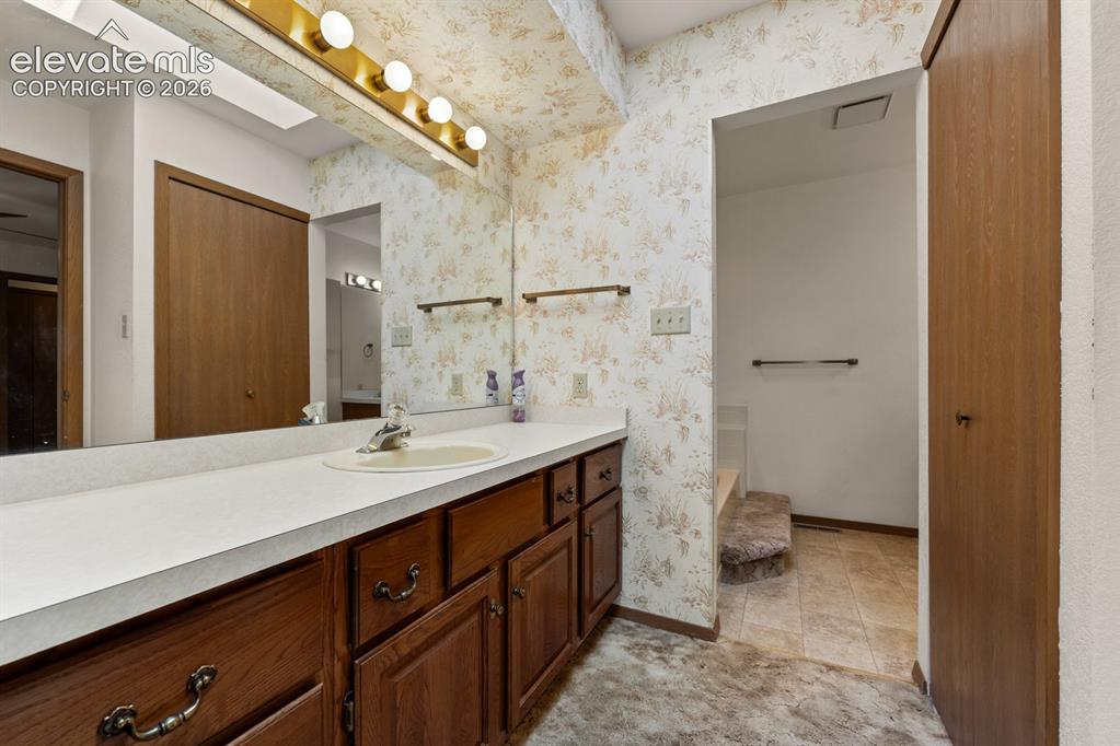 Image 23 of 40: Bathroom