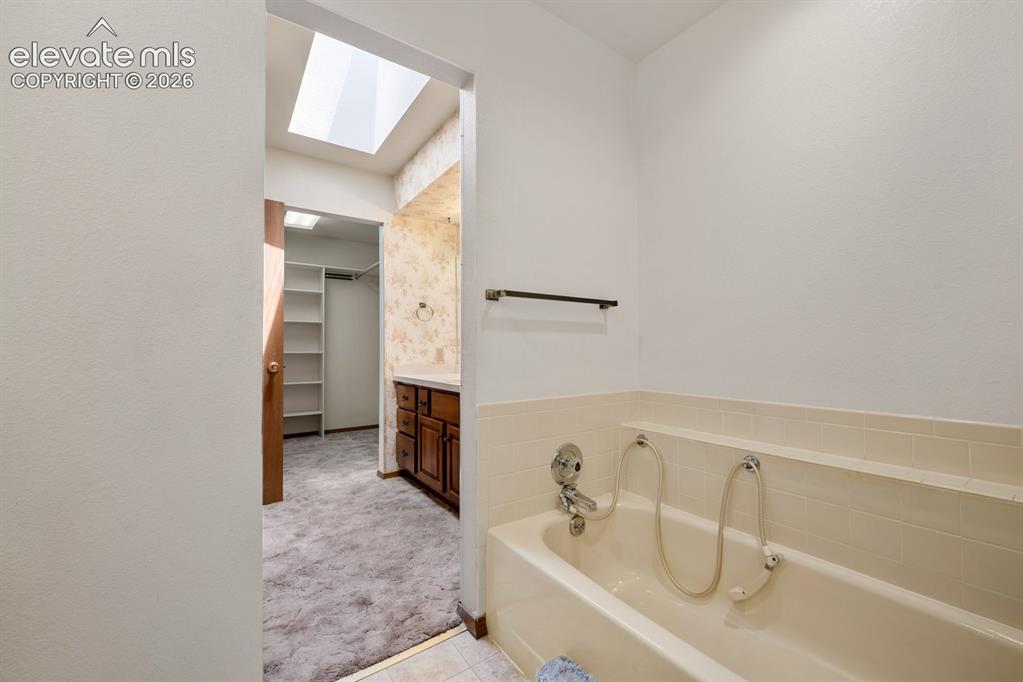 Image 29 of 40: Bathroom