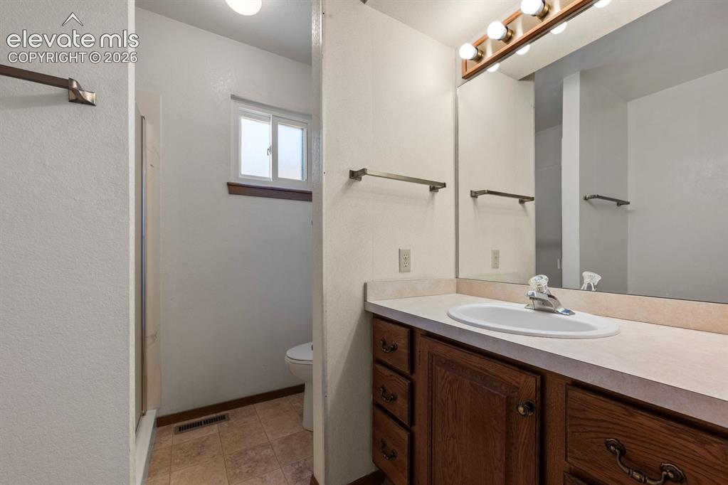 Image 32 of 40: Bathroom
