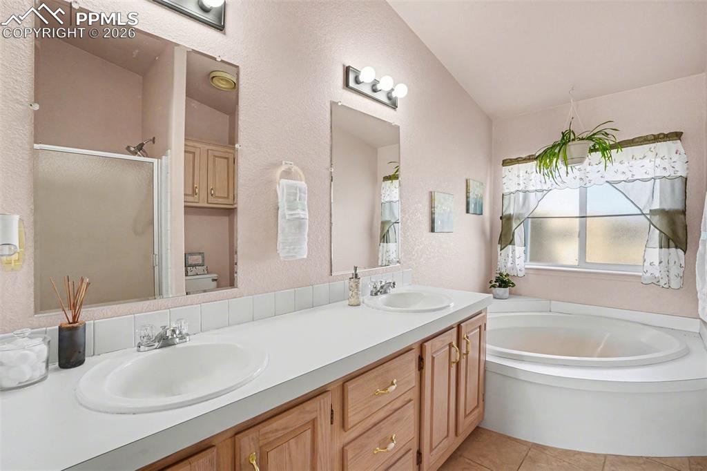 Image 15 of 27: 5 Piece primary Bathroom