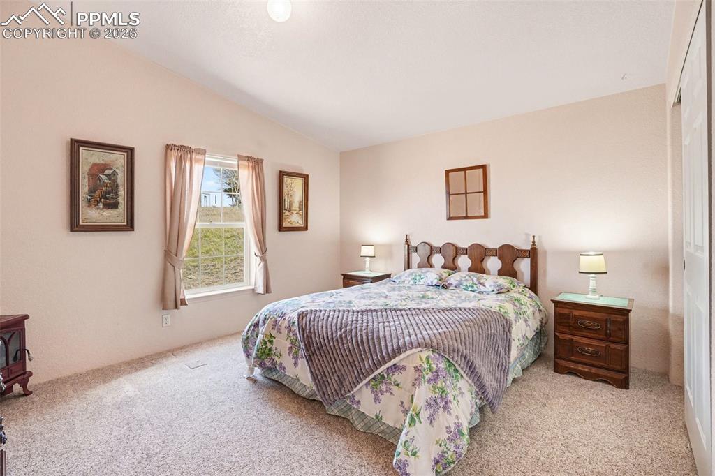 Image 16 of 27: Versatile second bedroom, perfect for guest accommodations