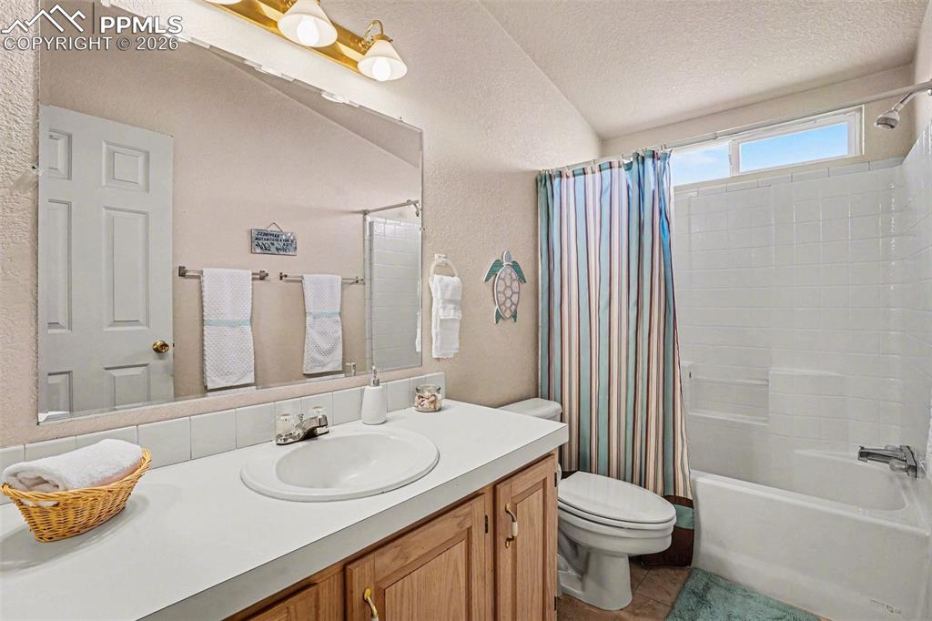 Image 18 of 27: Beautiful meadow and mountain views