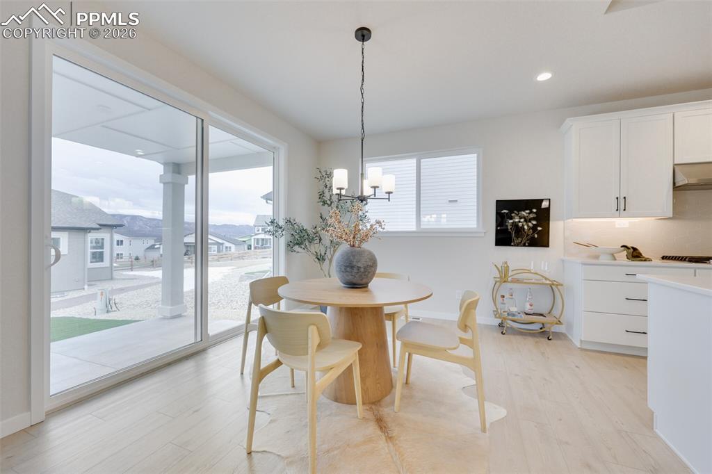 Image 4 of 11: Dining Area