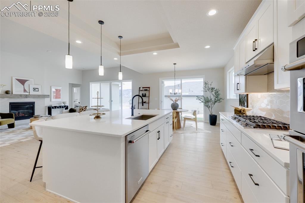 Image 6 of 11: Kitchen