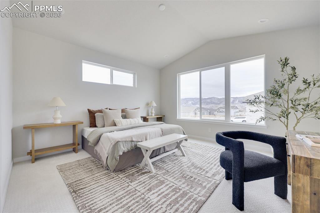 Image 8 of 11: Bedroom